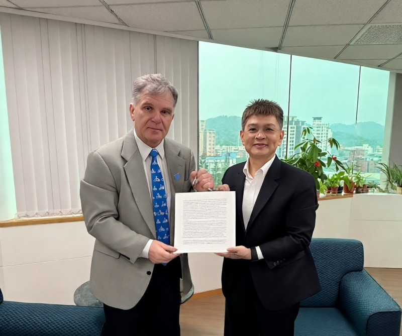 世界自行車日創辦人西比爾斯基博士（左起）拜會全民運動署署長房瑞文。（運動部提供）