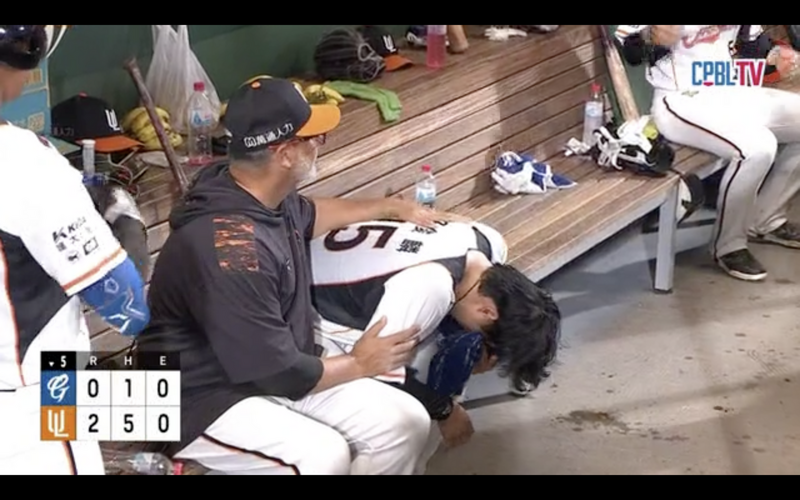 [新聞] 去年0勝5敗防禦率破表獅34歲老將飆5局無失分哭了 - 棒球 - PTT.BEST 批踢踢爆文
