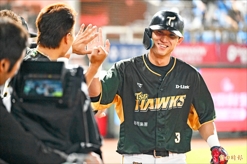 台鋼陳文杰昨繳4安猛打賞，只差二壘安打就能締造完全打擊。（記者林正堃攝）