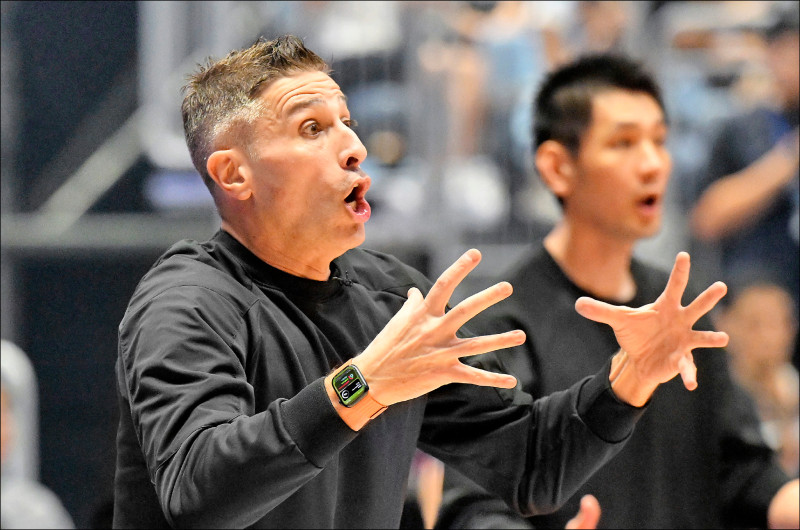 領航猿總教練卡米諾斯教學不拘形式，給球員適當犯錯空間。（資料照）