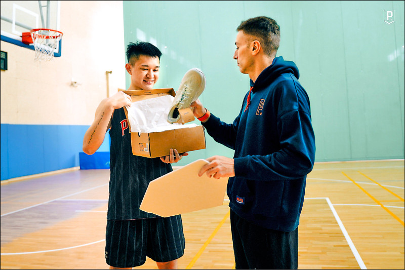 盧峻翔（左）幫教頭卡米諾斯準備球鞋禮物，2人關係融洽。（領航猿提供）
