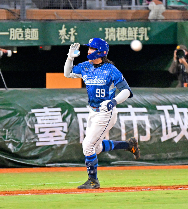 悍將張育成年薪推測近2000萬。（資料照）