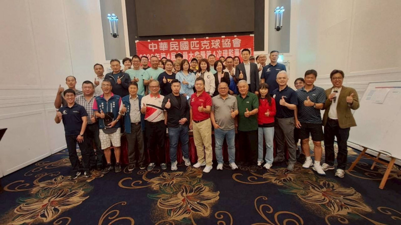 楊哲明（前排中，黑衣）接匹克球協會理事長。（匹克球協會提供）