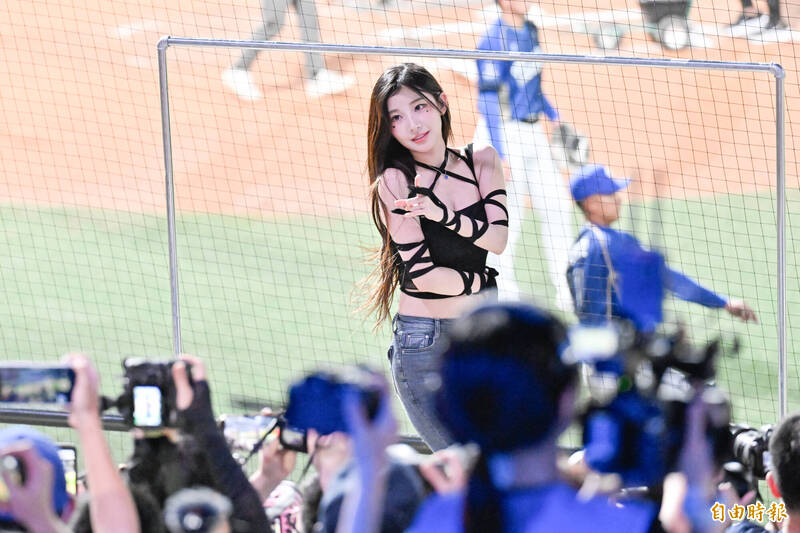 Fubon angels「珠珠寶貝」李珠珢中場演出。（記者陳志曲攝）