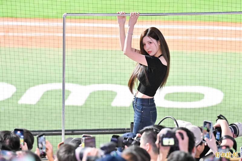 台妹小南珉貞中場演出。（記者陳志曲攝）