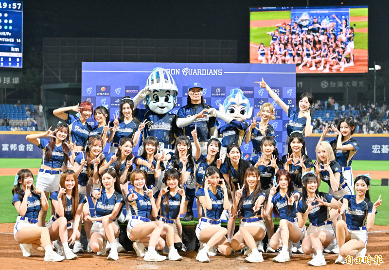 富邦悍將張育成與Fubon angels全體成員。（記者陳志曲攝）