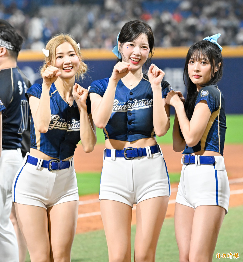 Fubon angels李晧禎（中）與成員開心互動。（記者陳志曲攝）