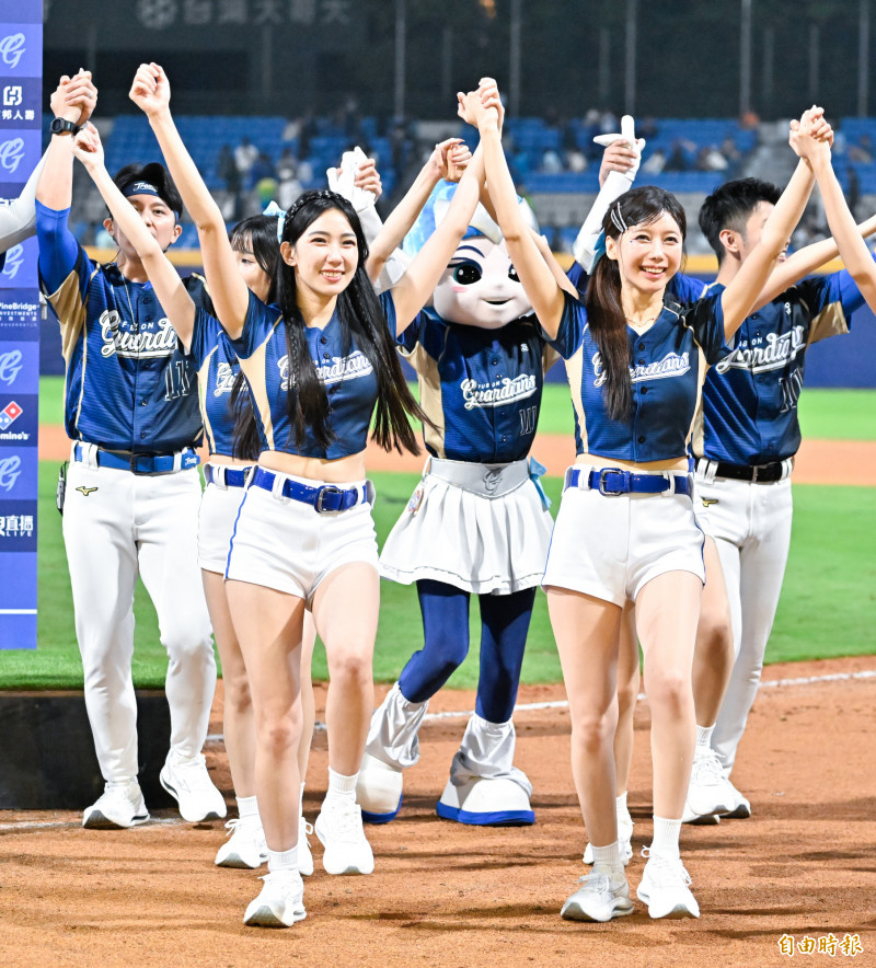 Fubon angels李雅英（前右）。（記者陳志曲攝）