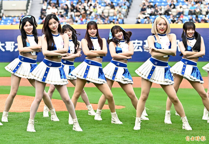 Fubon angels李珠珢（前左 ）與朴星垠（前右）。（記者陳志曲攝）