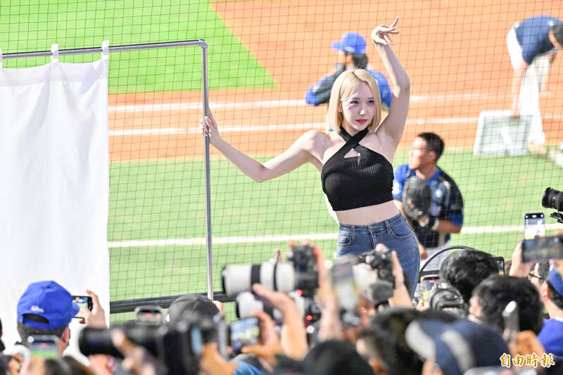 韓啦新同學「奔妮」朴星垠中場演出。（記者陳志曲攝）
