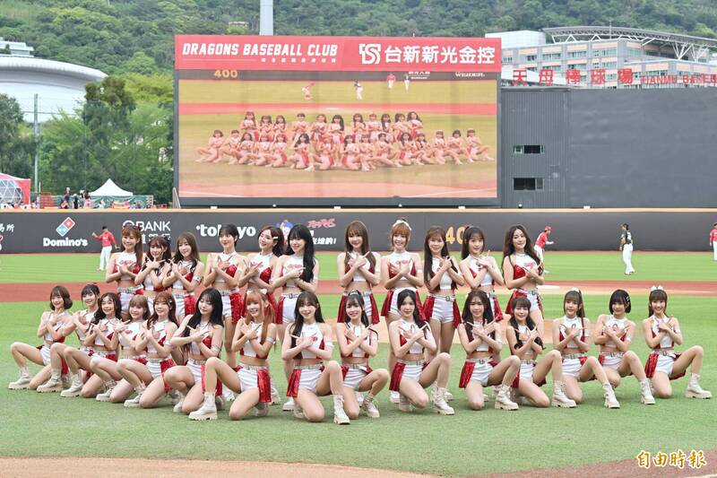 味全龍啦啦隊Dragon Beauties開場表演。（記者陳逸寬攝）
