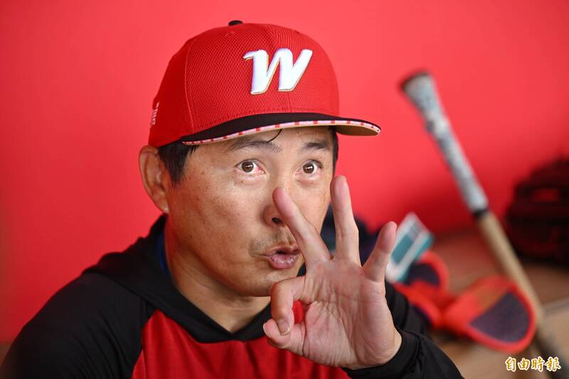 味全龍總教練葉君璋表示「前日（4/1對兄弟）的比賽，我們3局就被誤判了8球。」（記者陳逸寬攝）