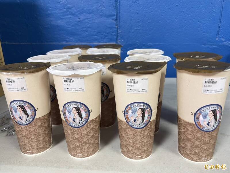 南珉貞後援會請球團工作人員與媒體喝飲料。（記者徐正揚攝）