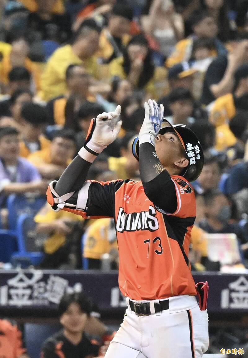 統一獅陳聖平擊出陽春砲。（記者廖耀東攝）