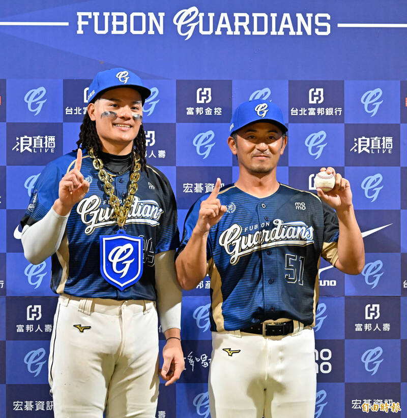 富邦悍將總教練後藤光尊（右）拿著主場首勝球與MVP張育成（左）合影。（記者陳志曲攝）