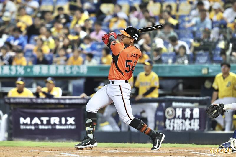 統一獅潘磊擊出生涯首轟。（記者廖耀東攝）