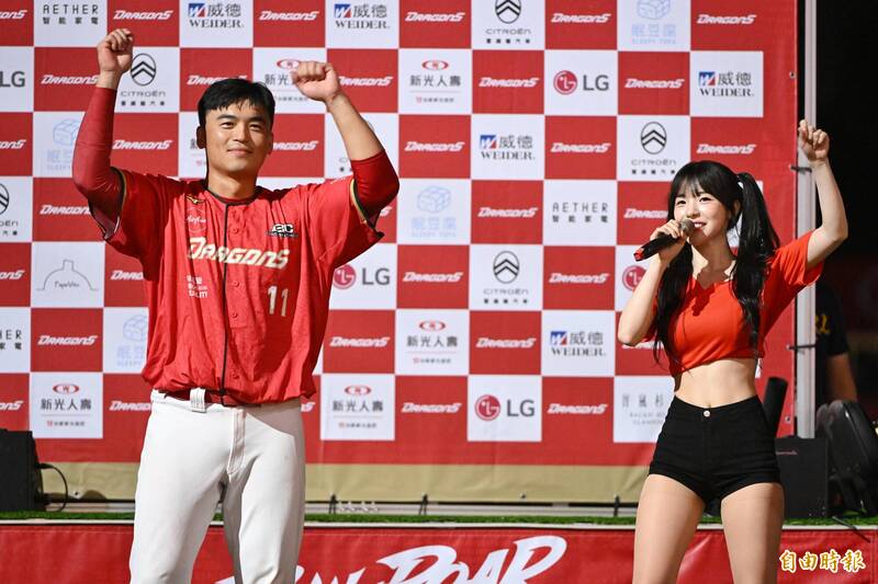 朱育賢擊出再見安打，獲選單場MVP，賽後與李多慧一起跳應援曲。（記者陳逸寬攝）