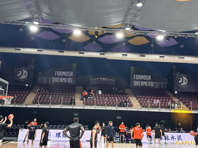 領航猿主場移師洲際迷你蛋，仍保留夢想家標誌。（記者盧養宣攝）