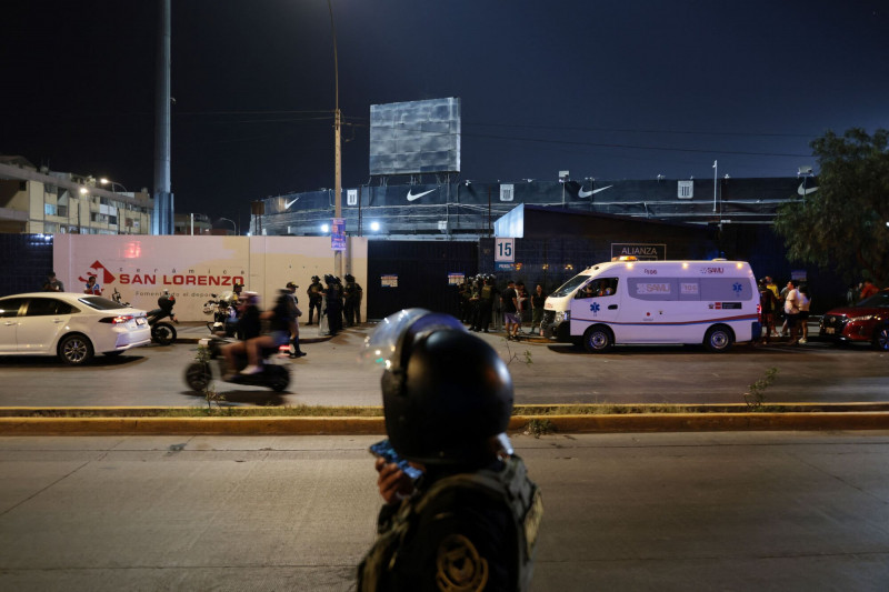 祕魯利馬的亞歷杭德羅‧維拉紐瓦球場3日發生死傷事故後，員警與救護車在場外戒備待命。（法新社）