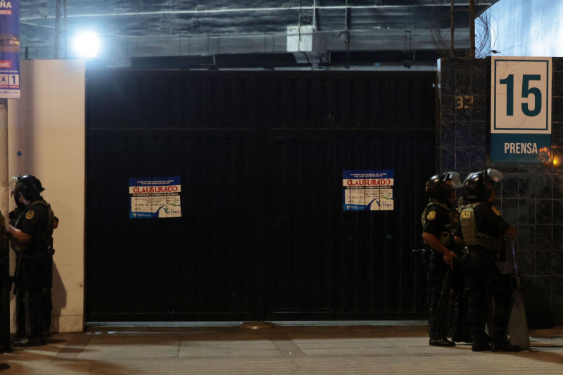 祕魯利馬的亞歷杭德羅‧維拉紐瓦球場3日在發生死傷意外後，大門口上貼出「關閉」告示。（法新社）