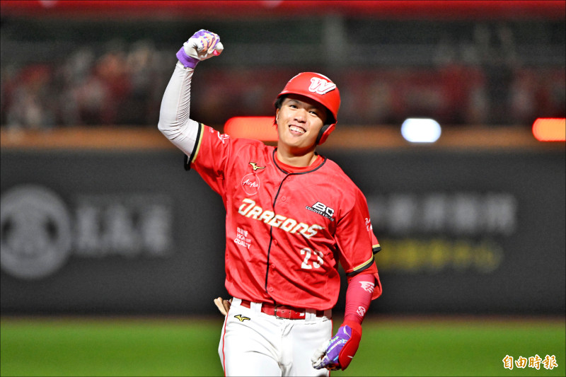 龍隊劉俊緯8局下敲出追平3分砲。（記者陳逸寬攝）
