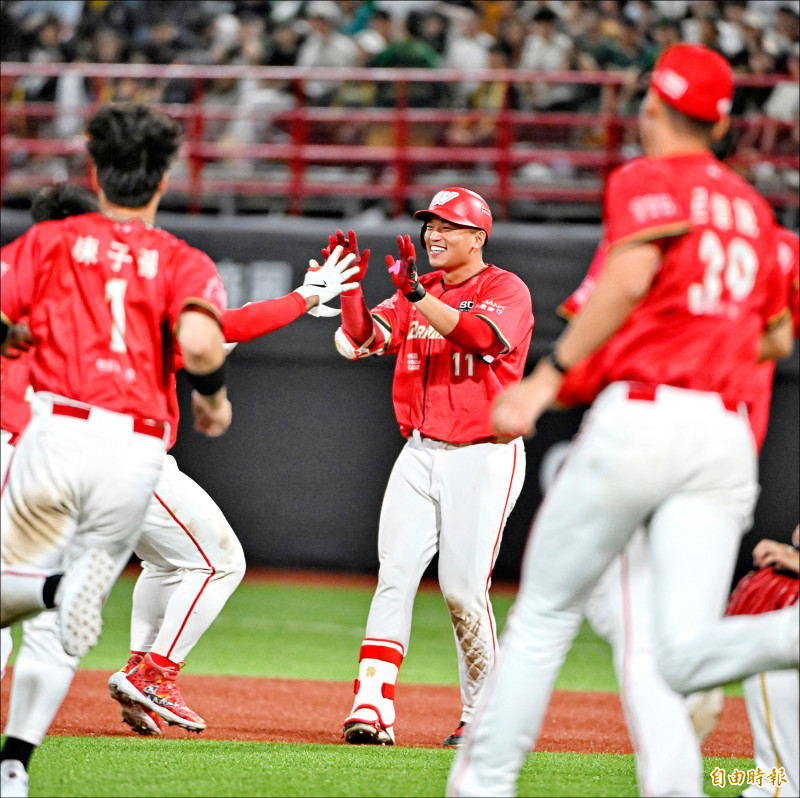 朱育賢9局下敲出斷棒再見安打，龍隊連4年在天母首戰奪勝。（記者陳逸寬攝）