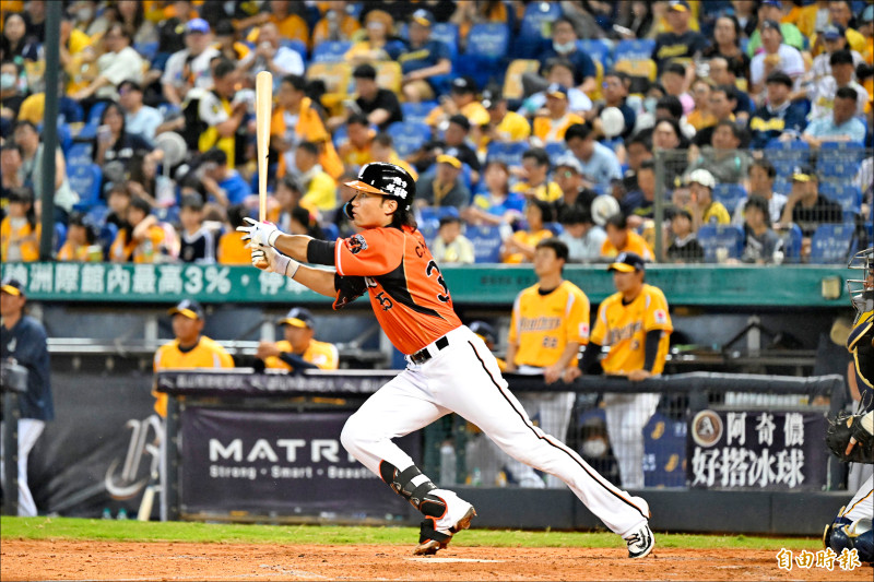 獅隊潘傑楷5局上敲出勝利打點二壘安打。
（記者廖耀東攝）
