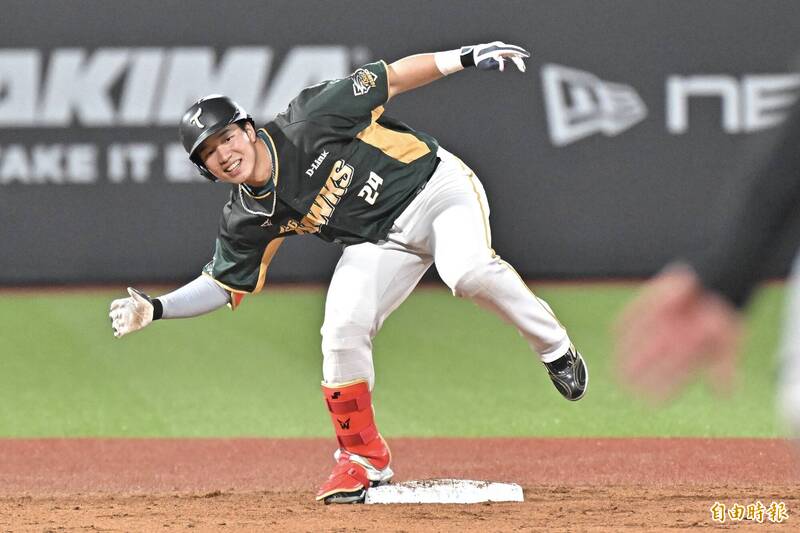 台鋼雄鷹紀慶然擊出追平安打。（記者塗建榮攝）
