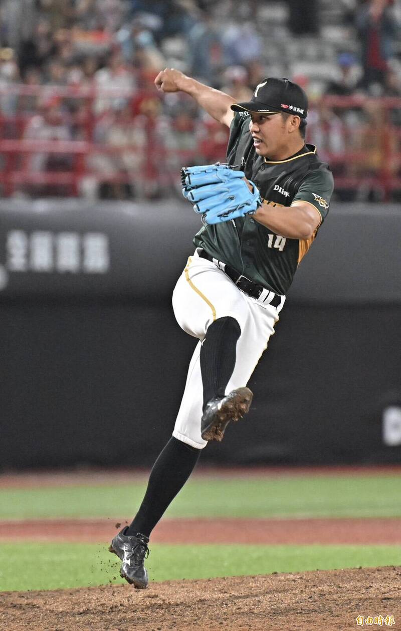 台鋼雄鷹終結者林詩翔守住勝利。（記者塗建榮攝）