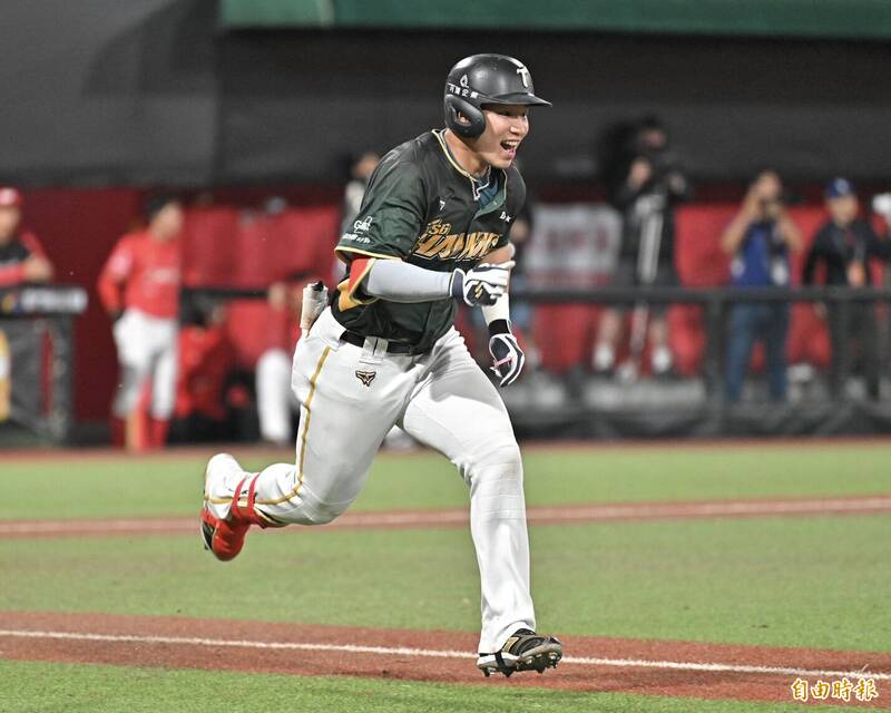 台鋼雄鷹紀慶然擊出追平安打。（記者塗建榮攝）