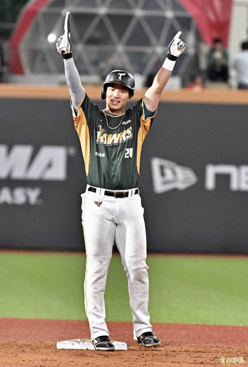 台鋼雄鷹紀慶然擊出追平安打。（記者塗建榮攝）