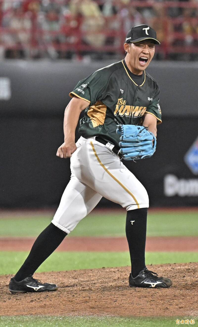 台鋼雄鷹終結者林詩翔守住勝利。（記者塗建榮攝）