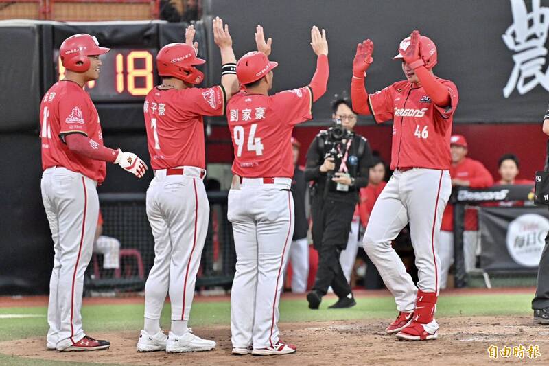 味全龍劉基鴻敲三分砲。（記者塗建榮攝）