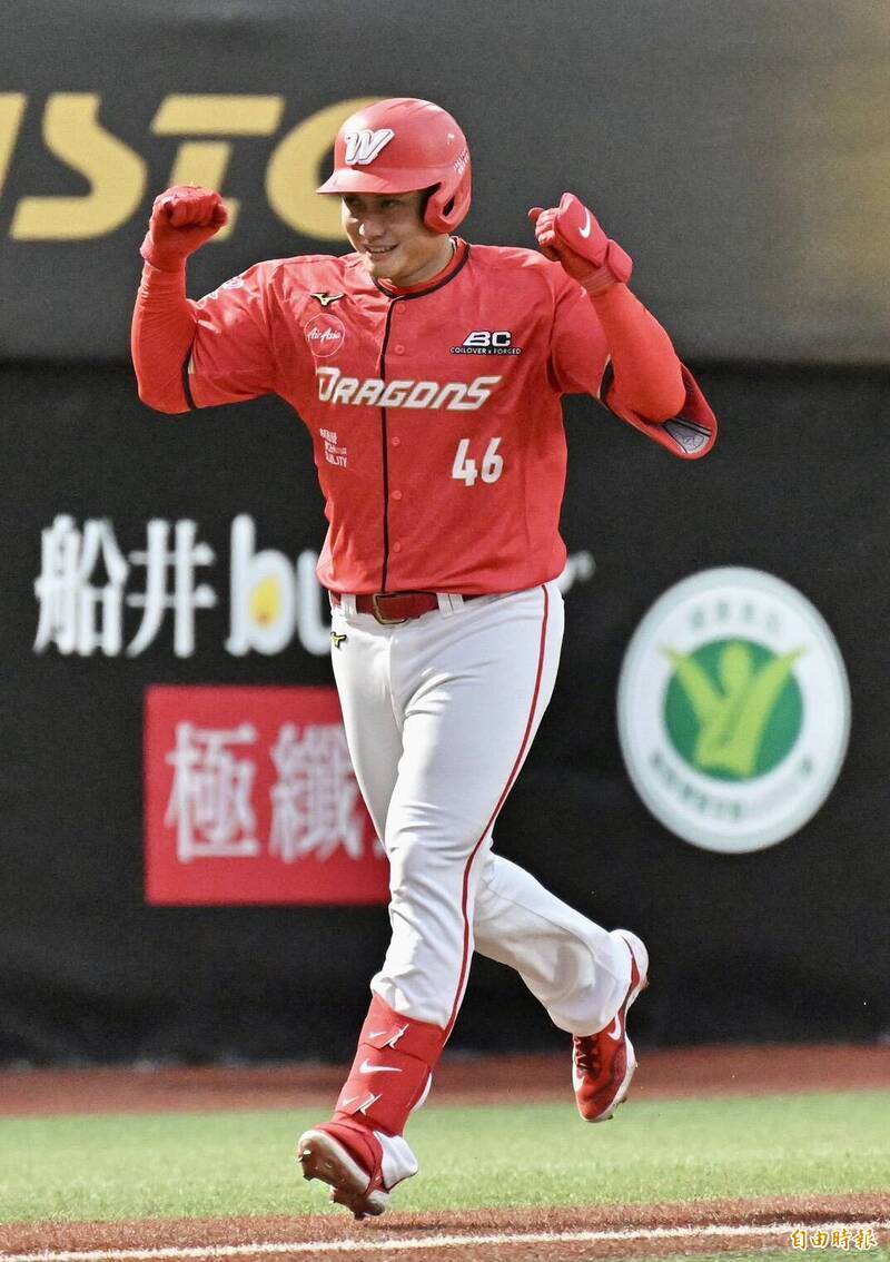 味全龍劉基鴻開轟。（記者塗建榮攝）