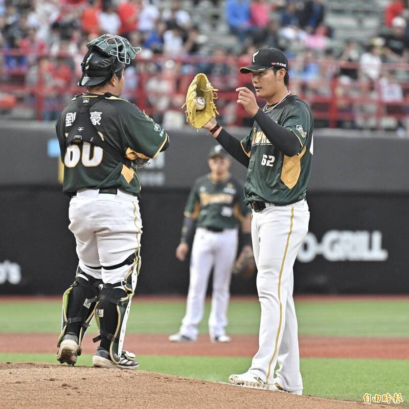 王維中、劉時豪搭檔。（記者塗建榮攝）