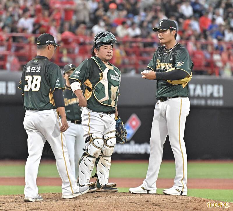 王維中（右）、劉時豪（中）投捕搭檔。（記者塗建榮攝）