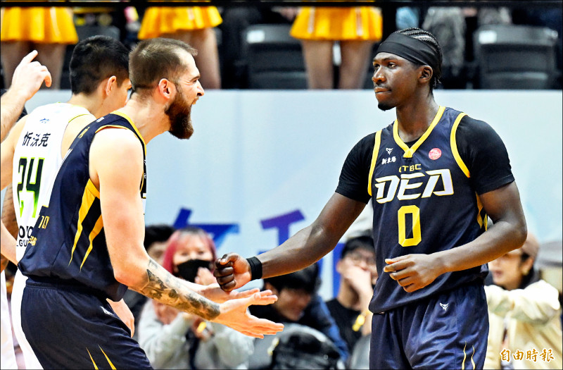 特攻阿巴西（右）搶下關鍵籃板，是逆轉夢想家功臣之一。（記者林正堃攝）