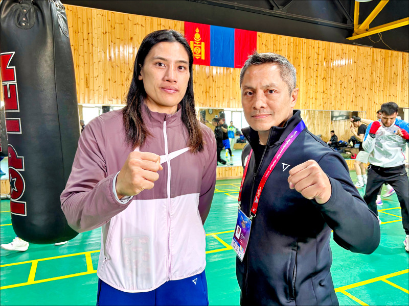 陳念琴（左）晉級拳擊亞錦賽女子65公斤級4強。
（教練柯文明提供）