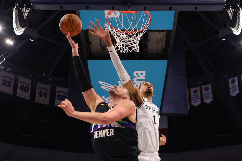 約基奇（左）與溫班亞瑪（右）正面對決。（法新社）