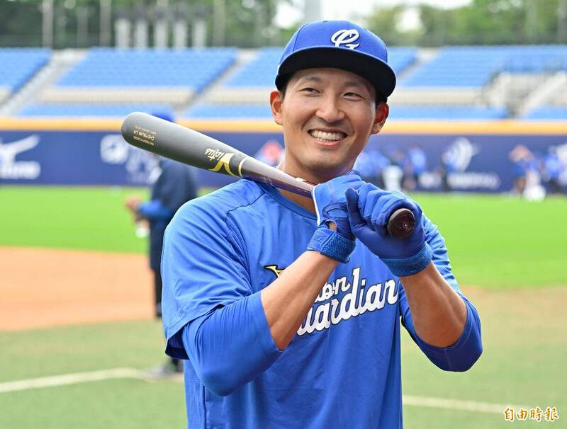 富邦悍將林哲瑄賽前打擊練習。（記者陳志曲攝）