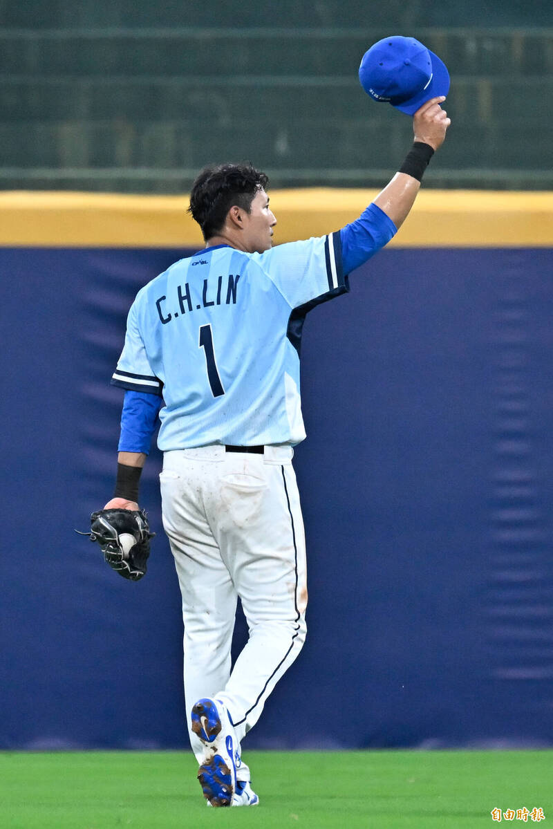 富邦悍將林哲瑄退場，向全場球迷致意。（記者陳志曲攝）