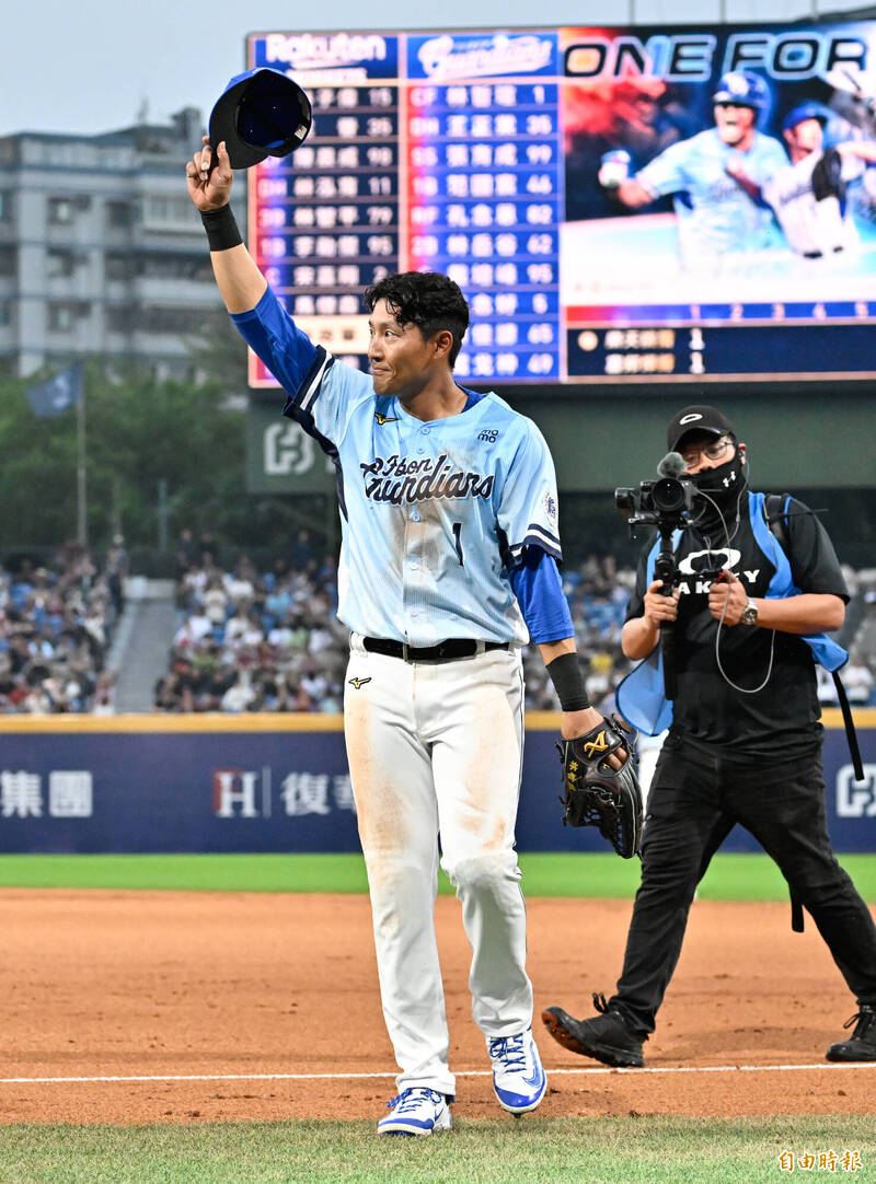 富邦悍將林哲瑄退場，向全場球迷致意。（記者陳志曲攝）