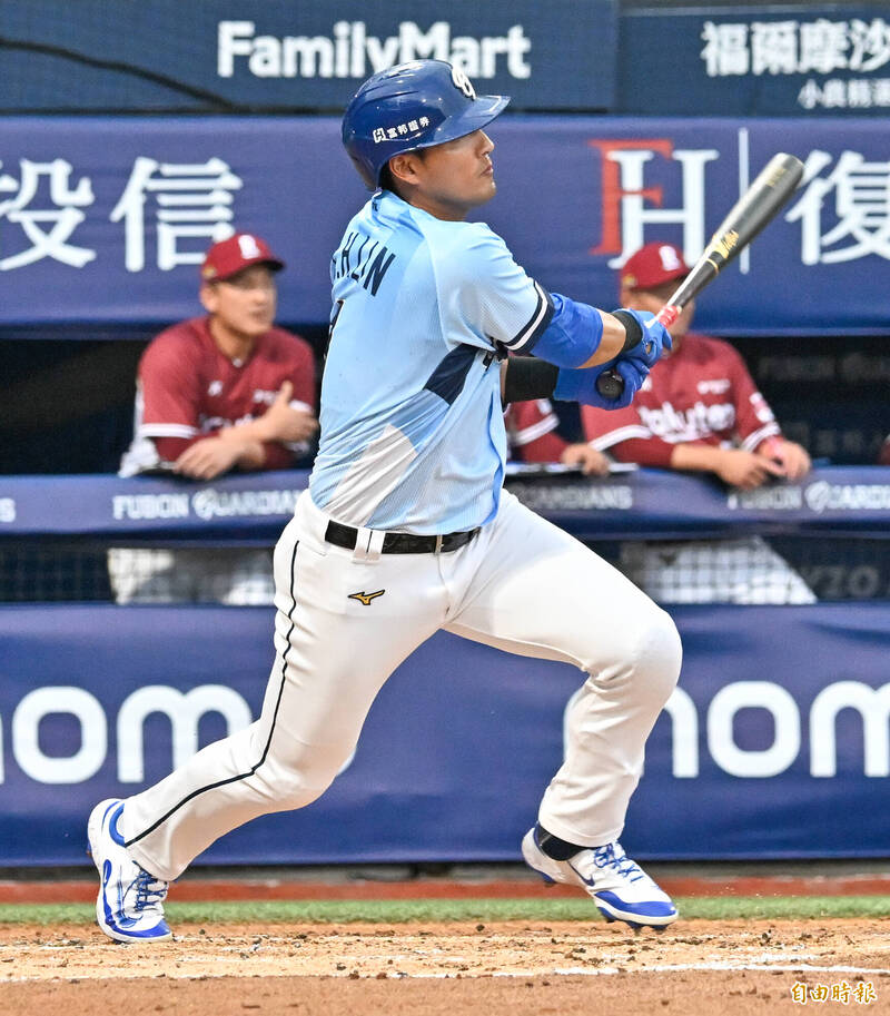富邦悍將林哲瑄敲出安打。（記者陳志曲攝）