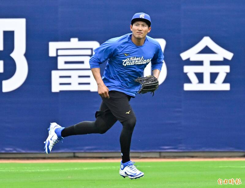 富邦悍將林哲瑄賽前守備練習。（記者陳志曲攝）
