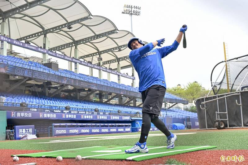 富邦悍將林哲瑄賽前打擊練習。（記者陳志曲攝）