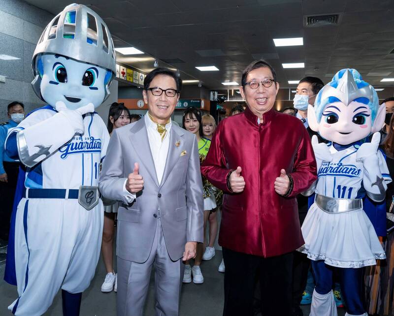 富邦集團董事長蔡明忠（左）、富邦金控董事長蔡明興（右）。（資料照，圖由富邦金控提供）