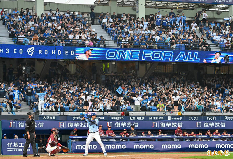 新莊連續2場觀眾破萬，2戰觀眾數高達22801人。（記者陳志曲攝）
