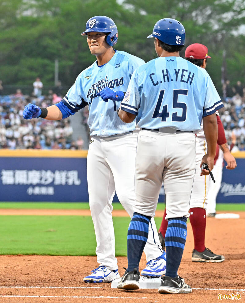 富邦悍將林哲瑄敲出安打。（記者陳志曲攝）