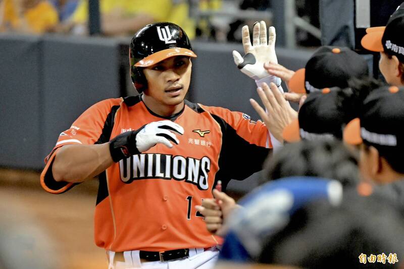 邱智呈「背靠背」陽春砲。（記者廖耀東攝）