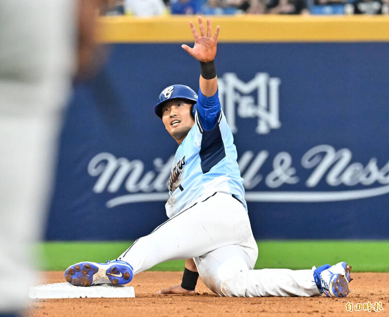 富邦悍將林哲瑄盜上二壘。（記者陳志曲攝）